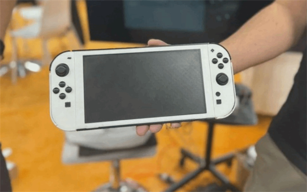 Switch2模型机曝光!其中包括实机外观、手柄样式以及充电桩! Switch2模型机曝光!其中包括实机外观、手柄样式以及充电桩!